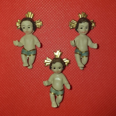 Três figuras de bebé Jesus em resina pintada com auréolas douradas