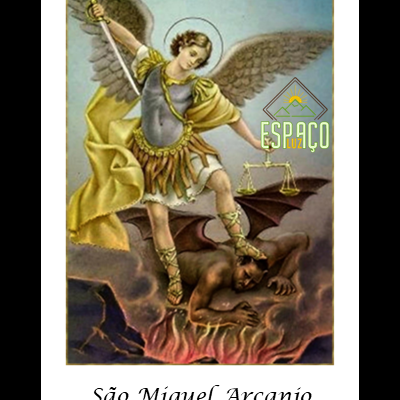 São Miguel Arcanjo com túnica dourada e couraça prateada, asas cinzentas, espada, dominando figura demoníaca em chamas