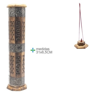 Suporte para incenso em madeira e metal com padrão decorativo e incensos vermelhos