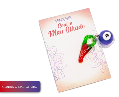 Pingente contra mau olhado com pimenta verde e vermelha e olho grego azul e branco num cartão com texto