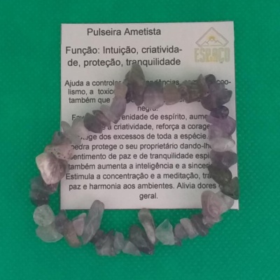 Pulseira de ametista com pedras roxas em cartão informativo.