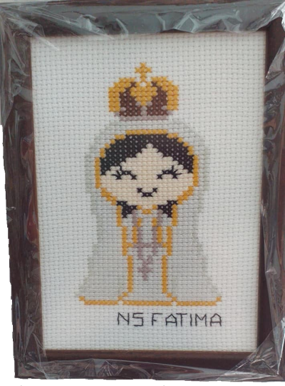 Quadro bordado ponto cruz Nossa Senhora de Fátima com manto branco e coroa amarela e castanha
