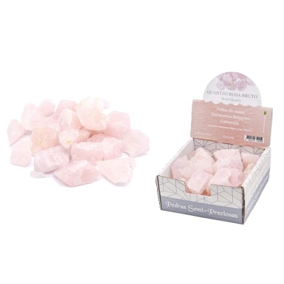 Quartzo rosa bruto cor-de-rosa claro em caixa de exposição cinzenta e cartão informativo