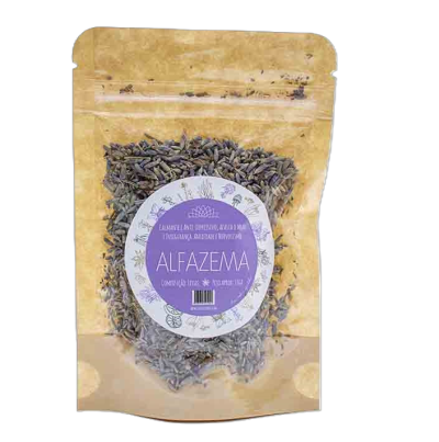 Saco reciclável com flores secas de alfazema e etiqueta roxa com texto.