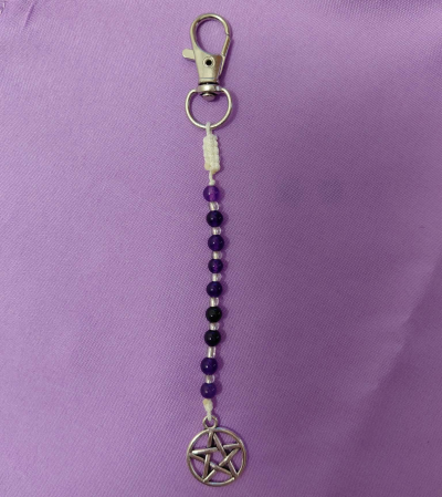 Corrente para chaves com contas roxas e transparente e pendente de pentagrama