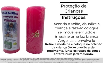 Vela rosa com etiqueta de Ritual Proteção das Crianças e instruções ao lado em fundo branco