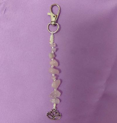 Chaveiro com pedras rosas e pendente flor de lótus