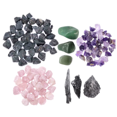 Pedras naturais variadas em bruto e polidas, em fundo branco