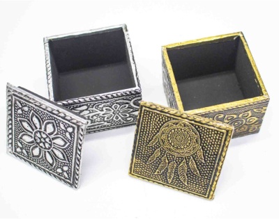 Duas caixas quadradas metálicas decorativas, prateada e dourada, com tampas removíveis e padrões distintos