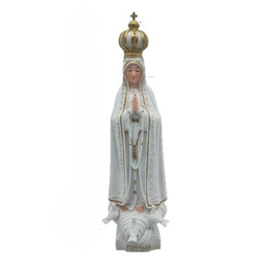 Estátua branca e dourada de Nossa Senhora de Fátima com pombas e inscrição.