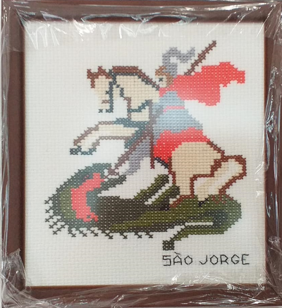 Quadro bordado em ponto cruz de São Jorge a cavalo com moldura castanha