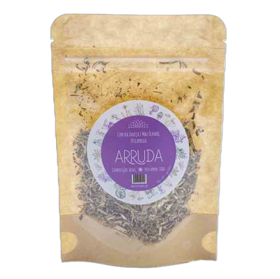 Saco de papel kraft com ervas secas e rótulo lilás de arruda