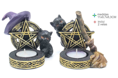 Dois castiçais decorativos para velas com gatos, estrelas douradas e acessórios de bruxa, com texto de medidas em fundo branco
