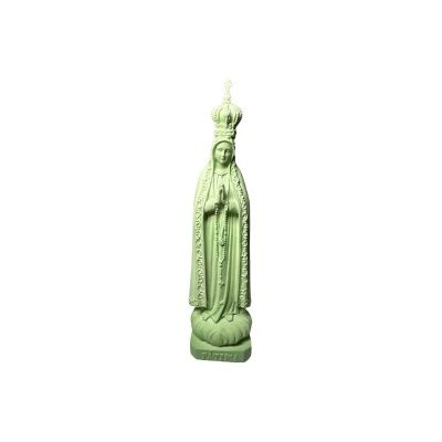Estátua verde de Nossa Senhora de Fátima com rosário e base com inscrição