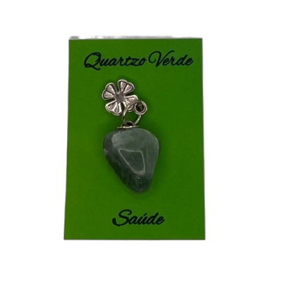 pendent Quartzo Verde com trevo metálico sobre cartão verde com texto