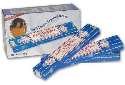 Caixas de incenso Nag Champa Agarbatti com embalagem azul e branca, texto em inglês e imagem de pessoa