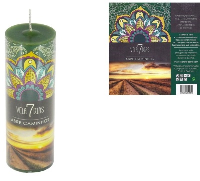 Vela verde com decoração colorida e embalagem com instruções e imagem de estrada