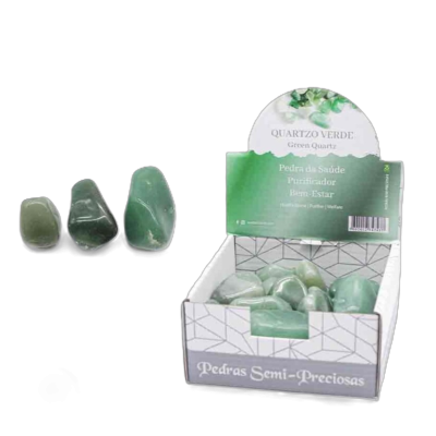 Pedras semipreciosas de quartzo verde polido em caixa com rótulo verde