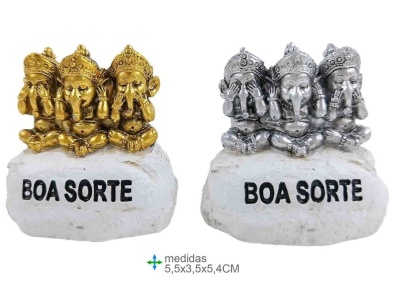 Duas estatuetas de Ganesha dourada e prateada em suporte branco com texto BOA SORTE