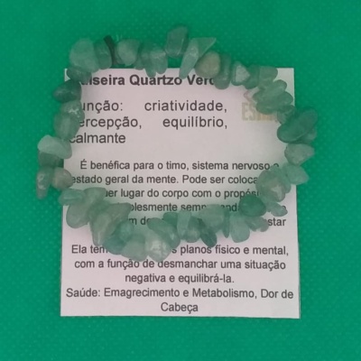 Pulseira de quartzo verde sobre cartão informativo, fundo verde.