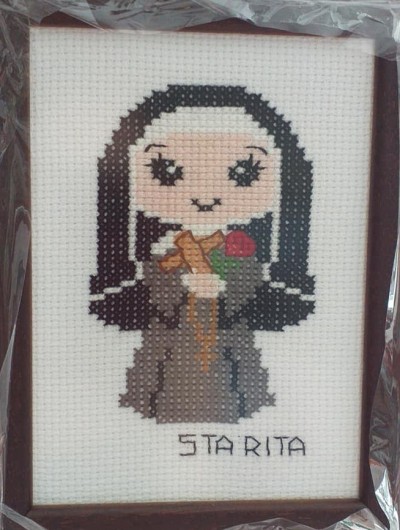 Ponto cruz de freira com rosário e rosa, texto STA RITA, emoldurado e embalado.