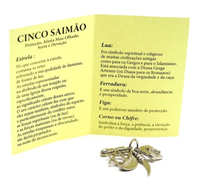 Folheto amarelo com texto explicativo e chaveiro metálico com cinco amuletos