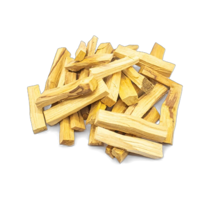 Pedaços de madeira cortados em pequenos troncos empilhados