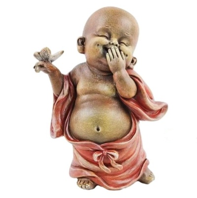 Escultura decorativa de menino com túnica vermelha a tapar a boca e segurando uma borboleta