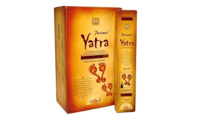 Embalagem de incenso Parmani Yatra em tons de laranja com texto e pegadas