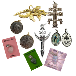 Coleção de medalhas e amuletos religiosos variados com cartelas coloridas