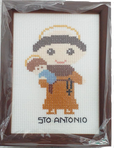 Quadro bordado à mão de Santo António em ponto cruz com moldura de madeira e plástico protetor