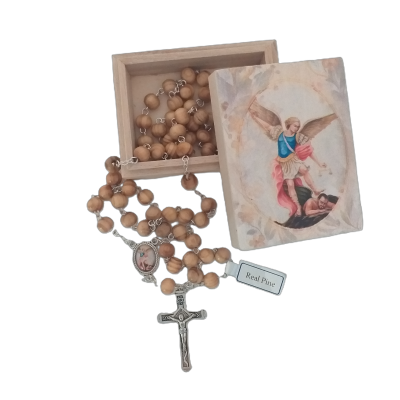 Terço com contas de madeira, cruz de metal e caixa de madeira com imagem de anjo.