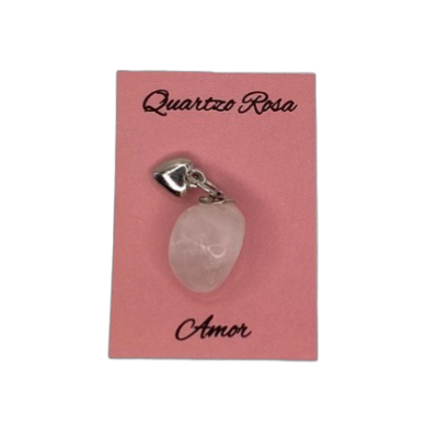 Pingente de quartzo rosa com coração metálico em cartão rosa com texto