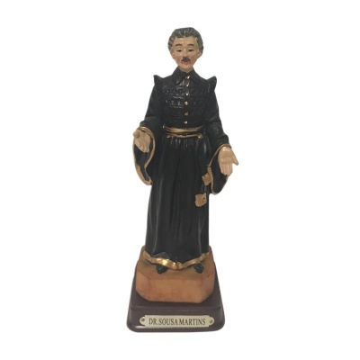 Estatueta de homem vestido de preto com placa DR. SOUSA MARTINS
