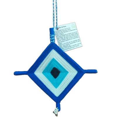 Objeto decorativo em forma de losango com fios azuis e etiqueta