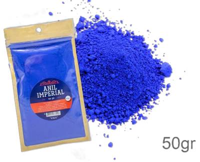 Pacote de Anil Imperial em pó azul e pó espalhado sobre fundo preto