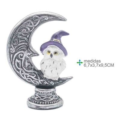 Estatueta coruja com chapéu roxo numa meia-lua prateada decorativa