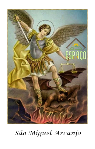 São Miguel Arcanjo com túnica dourada e couraça prateada, asas cinzentas, espada, dominando figura demoníaca em chamas