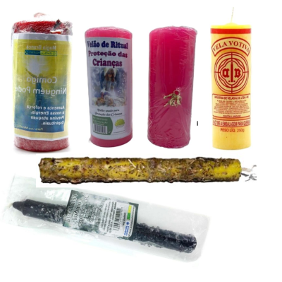 Cinco velas coloridas de diferentes formas e etiquetas.