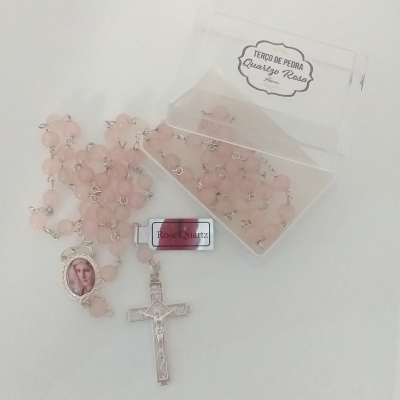 Terço rosa quartzo com caixa plástica e crucifixo prateado