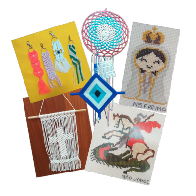 Coleção de artesanato com chaveiros, apanhador de sonhos, tecelagem e tapetes bordados religiosos