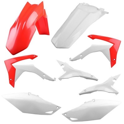 Peças plásticas para moto em vermelho e branco dispostas sobre fundo branco