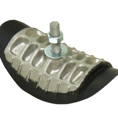 Peça metálica com parafuso e revestimento preto