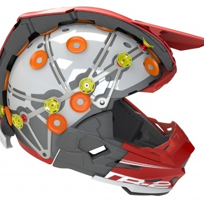 Capacete de motocross vermelho com interior acolchoado e detalhes em laranja e amarelo
