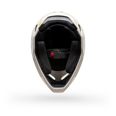 Capacete integral branco com interior almofadado preto e correia com botão vermelho