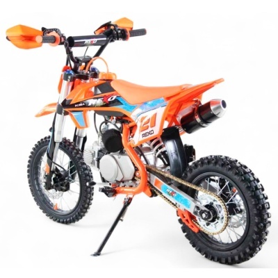 Motocross laranja com detalhes pretos e azuis, pneus com cravos e texto REXO e KUBA