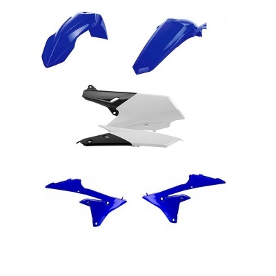 Conjunto de peças plásticas azuis e brancas para mota sobre fundo branco