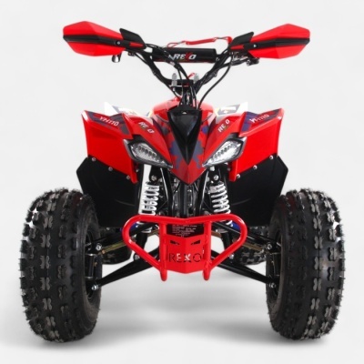 Quadriciclo vermelho com pneus grandes e detalhes em preto e vermelho em fundo branco
