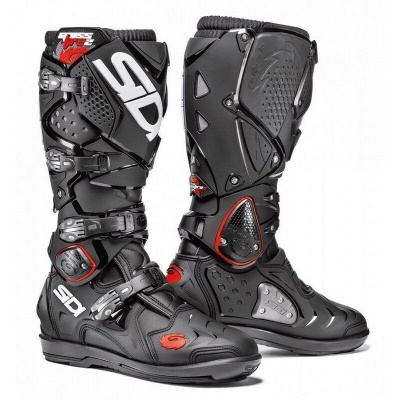 Botas de motocross pretas com detalhes em vermelho, fechos ajustáveis e marca SIDI