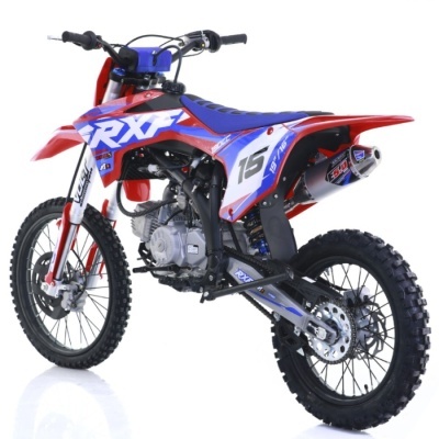Moto de motocross infantil azul, vermelha e branca vista de lado